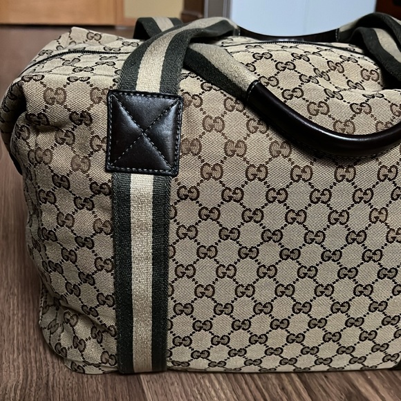A 251 - ๐ฏ% authentic Gucci duffel travel bag - Picture 6 of 16